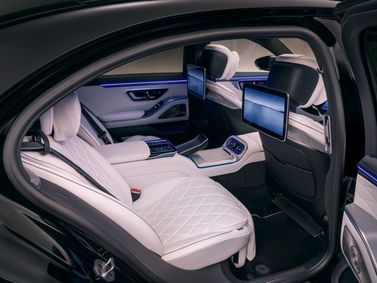 Mercedes-Benz S-Class VII (W223) تحديث التصميم، سيدان Long — المقاعد الخلفية
