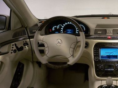 Mercedes-Benz S-Class IV (W220)، سيدان — منطقة السائق