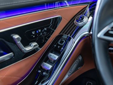 Mercedes-Benz S-Class سابعاً (W223)، سيدان — تفصيل داخلي