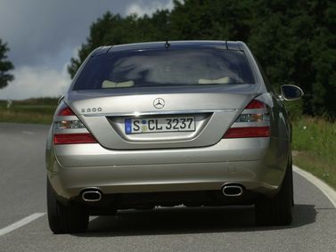 Mercedes-Benz S-Class V (W221)، سيدان Long — منظر خلفي
