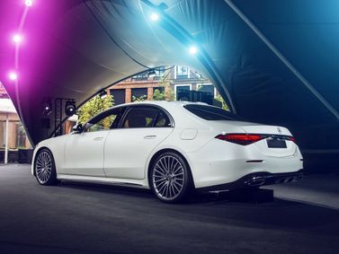 Mercedes-Benz S-Class سابعاً (W223)، سيدان — منظر خلفي أيمن