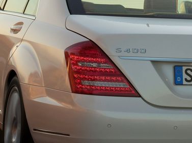 Mercedes-Benz S-Class عملية فيس ليفت V (W221)، سيدان — الجزء الخلفي من السيارة عن قرب