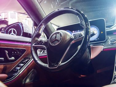 Mercedes-Benz S-Class سابعاً (W223)، سيدان — عجلة القيادة
