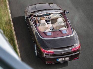 Mercedes-Benz S-Class فيس ليفت السادس (W222، C217)، قابلة للتحويل — منظر خلفي بزاوية ثلاثة أرباع