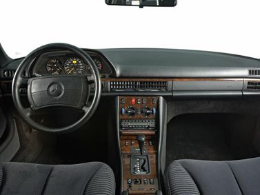 Mercedes-Benz S-Class عملية فيس ليفت II (W126) II (W126)، سيدان — لوحة القيادة