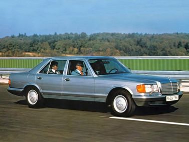 Mercedes-Benz S-Class II (W126)، سيدان — منظر أمامي أيمن