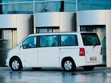 Mercedes-Benz V-Class ط (W638)، ميني فان — منظر خلفي أيسر