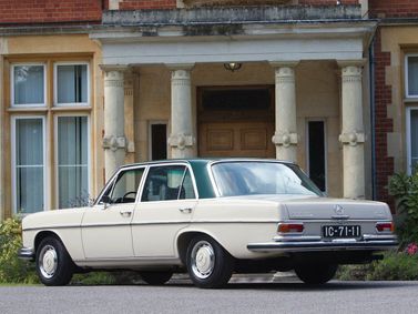 Mercedes-Benz W108، سيدان — منظر خلفي أيسر