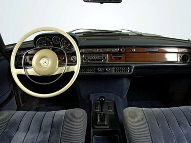 Mercedes-Benz W108، سيدان — لوحة القيادة