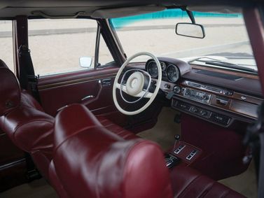 Mercedes-Benz W108، سيدان — منطقة السائق