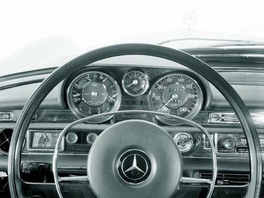 Mercedes-Benz W108، سيدان — لوحة العدادات