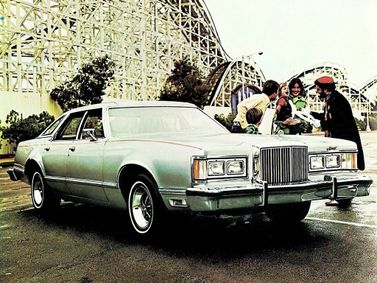 Mercury Cougar رابعاً، سيدان — منظر أمامي أيمن