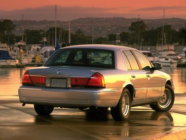 Mercury Grand Marquis ثالثاً، سيدان — منظر خلفي أيمن