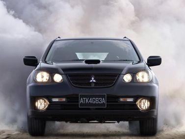 Mitsubishi Airtrek I عملية شد الوجه، دفع رباعي 5 أبواب — منظر أمامي