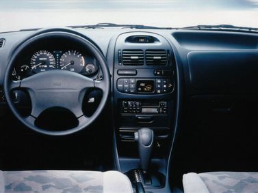 Mitsubishi Carisma I, Лифтбэк — передняя панель