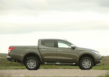 Mitsubishi L200 V، بيك أب بكابينة مزدوجة — منظر من الجانب الأيسر