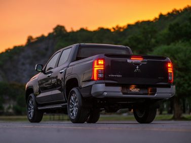 Mitsubishi L200 VI, Пикап двойная кабина — вид сзади в три четверти