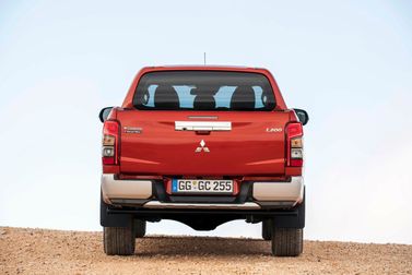 Mitsubishi L200 V Рестайлинг, Пикап двойная кабина — вид сзади