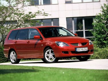 Mitsubishi Lancer تاسعًا، واجون 5 أبواب — منظر أمامي أيمن