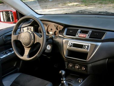 Mitsubishi Lancer Evolution تاسعًا، سيدان — منطقة السائق