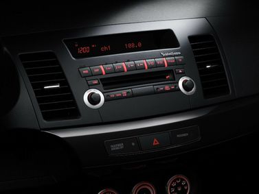 Mitsubishi Lancer Evolution X، سيدان — شاشة نظام المعلومات والترفيه