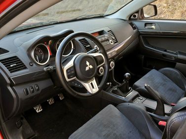 Mitsubishi Lancer Evolution X، سيدان — منطقة السائق