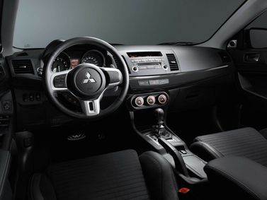 Mitsubishi Lancer Evolution X، سيدان — منطقة السائق