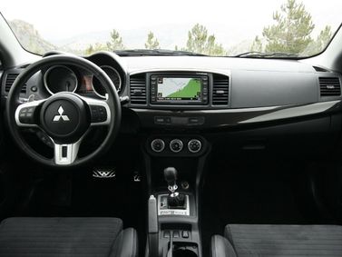 Mitsubishi Lancer Evolution X، سيدان — لوحة القيادة