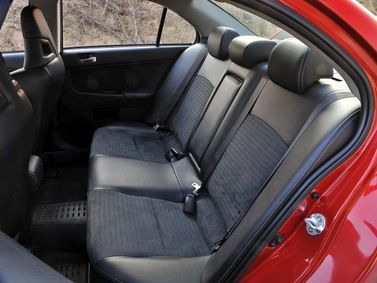 Mitsubishi Lancer Evolution X، سيدان — المقاعد الخلفية