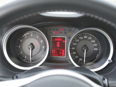 Mitsubishi Lancer Evolution X، سيدان — لوحة العدادات