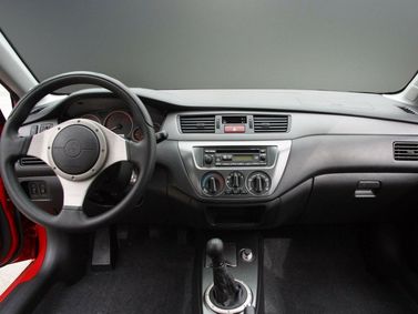 Mitsubishi Lancer Evolution ثامناً، سيدان — لوحة القيادة