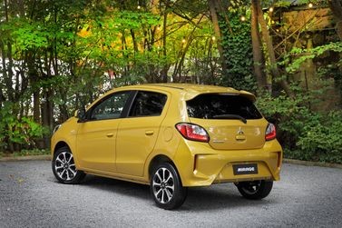 Mitsubishi Mirage عملية فيس ليفت السادس 2، هاتشباك 5 أبواب — منظر خلفي بزاوية ثلاثة أرباع
