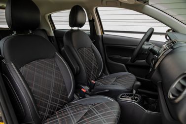 Mitsubishi Mirage عملية فيس ليفت السادس 2، هاتشباك 5 أبواب — المقاعد الأمامية