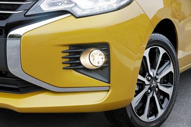 Mitsubishi Mirage عملية فيس ليفت السادس 2، هاتشباك 5 أبواب — الجزء الأمامي من السيارة عن قرب