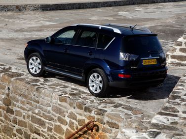 Mitsubishi Outlander II Рестайлинг, Внедорожник 5 дв. — вид сзади справа