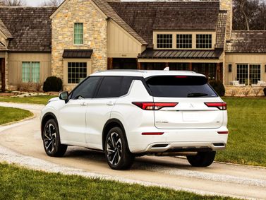 Mitsubishi Outlander IV, Внедорожник 5 дв. — вид сзади в три четверти