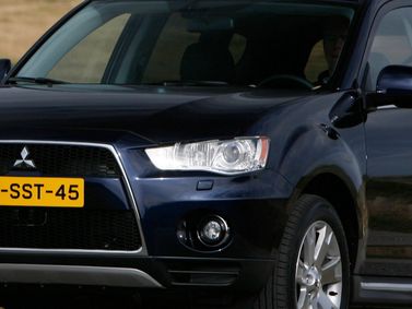 Mitsubishi Outlander II Рестайлинг, Внедорожник 5 дв. — вид спереди справа