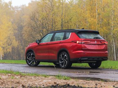 Mitsubishi Outlander IV, Внедорожник 5 дв. — вид сзади в три четверти