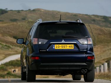 Mitsubishi Outlander II Рестайлинг, Внедорожник 5 дв. — вид сзади