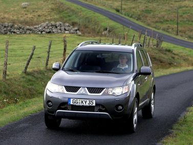 Mitsubishi Outlander II, Внедорожник 5 дв. — вид спереди справа