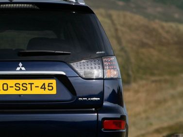 Mitsubishi Outlander II Рестайлинг, Внедорожник 5 дв. — задняя часть автомобиля крупным планом