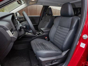 Mitsubishi Outlander IV, Внедорожник 5 дв. — передние сиденья