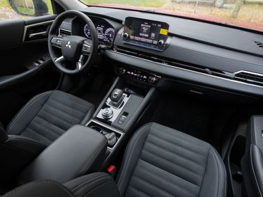 Mitsubishi Outlander IV, Внедорожник 5 дв. — место водителя