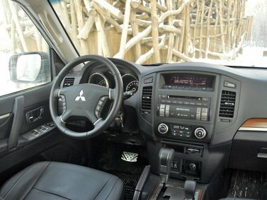 Mitsubishi Pajero رابعاً، دفع رباعي 5 أبواب — منطقة السائق