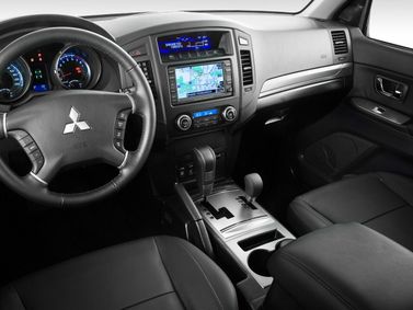 Mitsubishi Pajero رابعاً، دفع رباعي 5 أبواب — لوحة القيادة