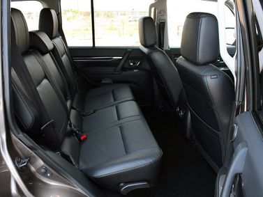 Mitsubishi Pajero رابعاً، دفع رباعي 5 أبواب — المقاعد الخلفية