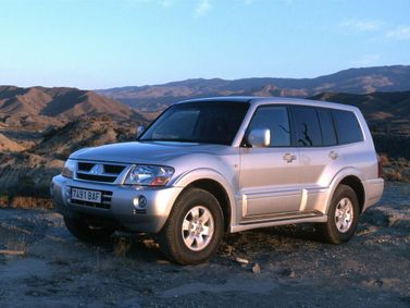 Mitsubishi Pajero ثالثاً فيس ليفت، دفع رباعي 5 أبواب — منظر أمامي أيمن