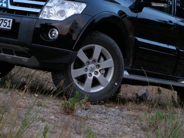 Mitsubishi Pajero رابعاً، دفع رباعي 5 أبواب — منظر أمامي أيسر