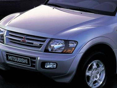 Mitsubishi Pajero ثالثاً، دفع رباعي 3 أبواب — منظر أمامي أيمن