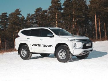 Mitsubishi Pajero Sport ثالثاً فيس ليفت، دفع رباعي 5 أبواب Arctic Trucks — منظر أمامي بزاوية ثلاثة أرباع